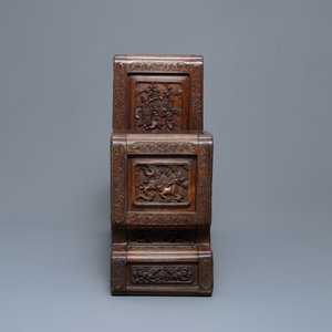 Une étagère en bois sculpté à décor raffiné, Chine, 19ème — photo 4