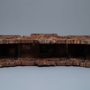Une étagère en bois sculpté à décor raffiné, Chine, 19ème — photo 6