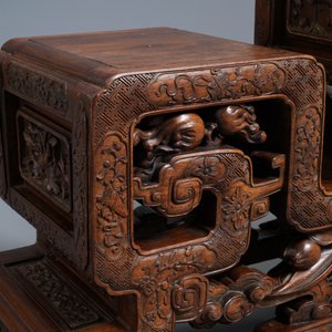 Une étagère en bois sculpté à décor raffiné, Chine, 19ème — photo 7