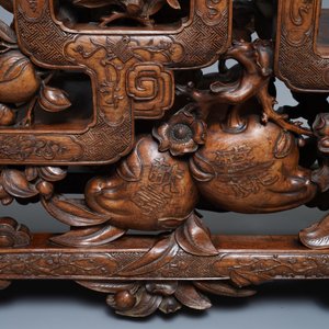 Une étagère en bois sculpté à décor raffiné, Chine, 19ème — photo 9