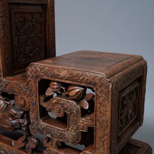 Une étagère en bois sculpté à décor raffiné, Chine, 19ème — photo 10