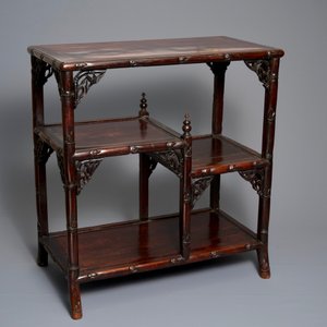 Une étagère en bois sculpté, Chine, 19/20ème — photo 1
