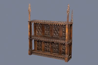 Une étagère en chêne sculpté à décor de pinacles et de fleurons, 15ème et après