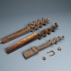 Une étagère en chêne sculpté à décor de pinacles et de fleurons, 15ème et après — photo 12