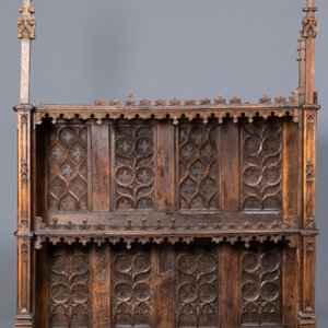 Une étagère en chêne sculpté à décor de pinacles et de fleurons, 15ème et après — photo 3