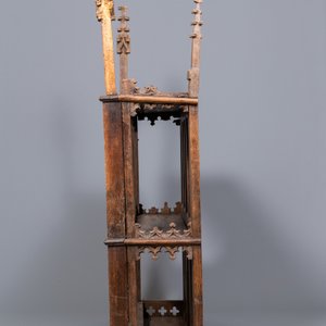 Une étagère en chêne sculpté à décor de pinacles et de fleurons, 15ème et après — photo 5