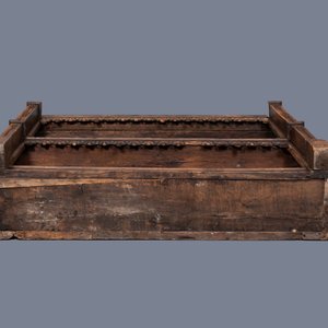 Une étagère en chêne sculpté à décor de pinacles et de fleurons, 15ème et après — photo 8