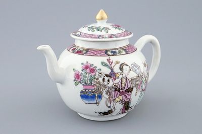 Une excellente théière et son couvercle en porcelaine de Chine famille rose, Yongzheng, 1723-1735