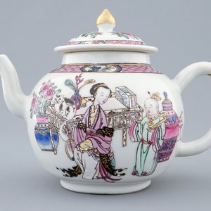 Une excellente théière et son couvercle en porcelaine de Chine famille rose, Yongzheng, 1723-1735 — photo 2