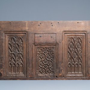 Une façade de coffre en chêne à décor de remplages, 15ème — photo 1