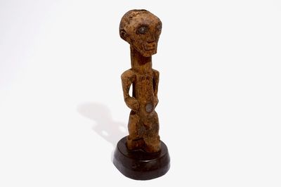 Une fétiche Songye en bois sculpté sur socle en bois, R.D. Congo, 1ère motié du 20ème