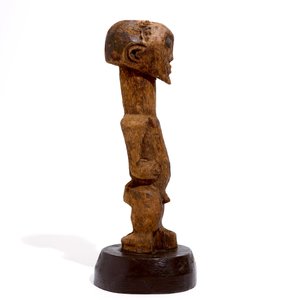 Une fétiche Songye en bois sculpté sur socle en bois, R.D. Congo, 1ère motié du 20ème — photo 3