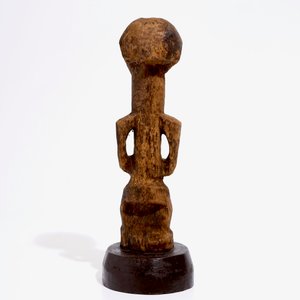 Une fétiche Songye en bois sculpté sur socle en bois, R.D. Congo, 1ère motié du 20ème — photo 4