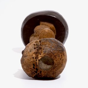 Une fétiche Songye en bois sculpté sur socle en bois, R.D. Congo, 1ère motié du 20ème — photo 7