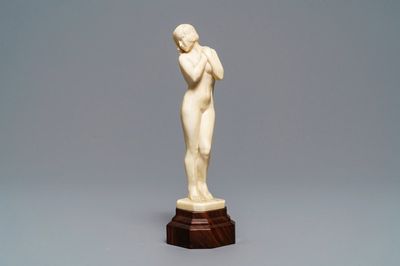 Une figure Art Deco d'une femme nue en ivoire sculpté, 1ère moitié du 20ème