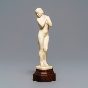 Une figure Art Deco d'une femme nue en ivoire sculpté, 1ère moitié du 20ème — photo 1