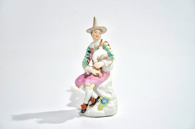Une figure Commedia del'Arte en porcelaine de Meissen: Harlequin jouant de la cornemuse, 18ème