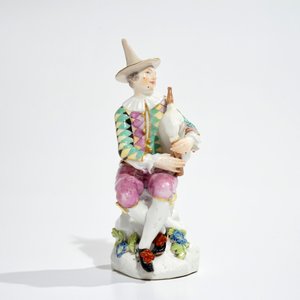 Une figure Commedia del'Arte en porcelaine de Meissen: Harlequin jouant de la cornemuse, 18ème — photo 2