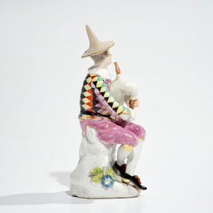Une figure Commedia del'Arte en porcelaine de Meissen: Harlequin jouant de la cornemuse, 18ème — photo 3