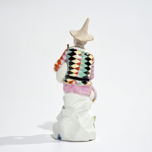 Une figure Commedia del'Arte en porcelaine de Meissen: Harlequin jouant de la cornemuse, 18ème — photo 4