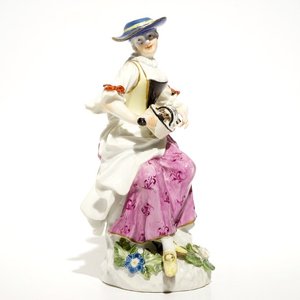 Une figure Commedia del'Arte en porcelaine de Meissen: Harlequin jouant de la vielle, Allemagne, 18ème — photo 1