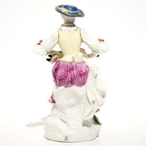 Une figure Commedia del'Arte en porcelaine de Meissen: Harlequin jouant de la vielle, Allemagne, 18ème — photo 4