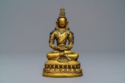 Une figure d'Amitayus en bronze doré incrusté, Sino-Mongolie, 18/19ème