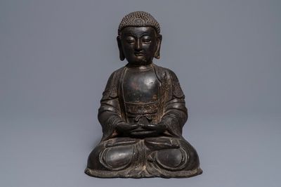 Une figure d'Amithaba Bouddha en bronze aux traces de laque et dorure, Chine, Ming