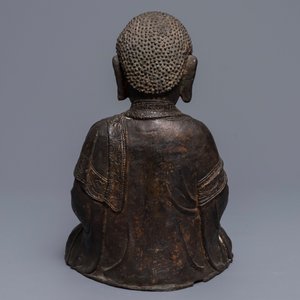 Une figure d'Amithaba Bouddha en bronze aux traces de laque et dorure, Chine, Ming — photo 3