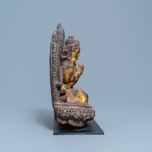 Une figure d'Avalokiteshvara en bois laqué d'or et polychromé, Mongolie, 17/18ème — photo 4