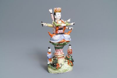 Une figure d'Avalokitesvara à dix bras en porcelaine de Chine famille rose, République, 20ème