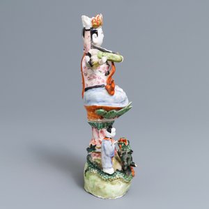 Une figure d'Avalokitesvara à dix bras en porcelaine de Chine famille rose, République, 20ème — photo 3