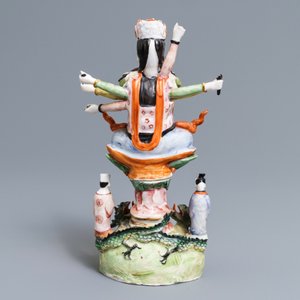Une figure d'Avalokitesvara à dix bras en porcelaine de Chine famille rose, République, 20ème — photo 4