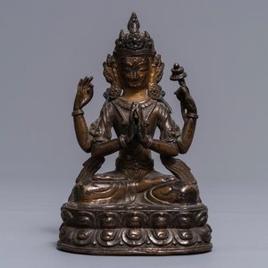 Une figure d'Avalokitesvara aux quatre bras en bronze doré, Sino-Tibet, 18ème — photo 1