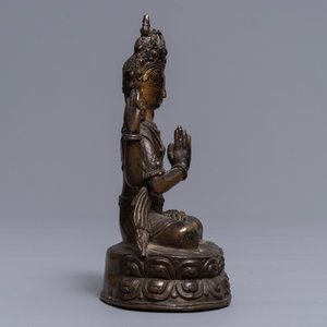 Une figure d'Avalokitesvara aux quatre bras en bronze doré, Sino-Tibet, 18ème — photo 2