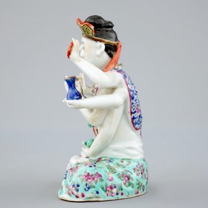 Une figure d'Avalokitesvara en porcelaine de Chine famille rose, 19ème — photo 2