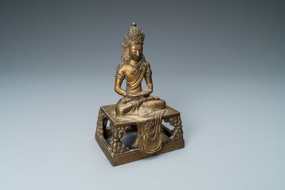 Une figure de Bouddha Amitayus en bronze doré, Chine, Qianlong