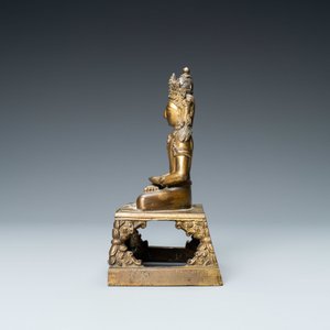 Une figure de Bouddha Amitayus en bronze doré, Chine, Qianlong — photo 3