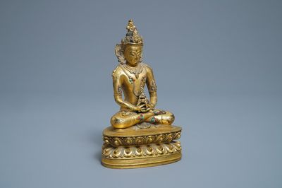 Une figure de Bouddha Amitayus en bronze doré incrusté de corail et turquoise, Chine, 18/19ème