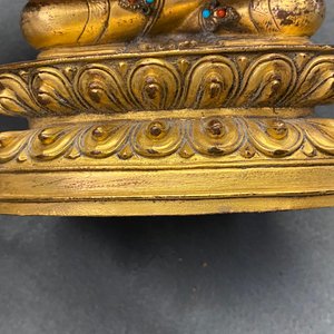 Une figure de Bouddha Amitayus en bronze doré incrusté de corail et turquoise, Chine, 18/19ème — photo 12