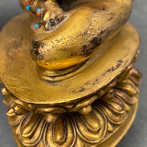 Une figure de Bouddha Amitayus en bronze doré incrusté de corail et turquoise, Chine, 18/19ème — photo 14