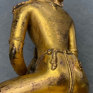 Une figure de Bouddha Amitayus en bronze doré incrusté de corail et turquoise, Chine, 18/19ème — photo 15