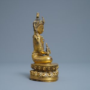 Une figure de Bouddha Amitayus en bronze doré incrusté de corail et turquoise, Chine, 18/19ème — photo 3