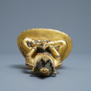 Une figure de Bouddha Amitayus en bronze doré incrusté de corail et turquoise, Chine, 18/19ème — photo 7