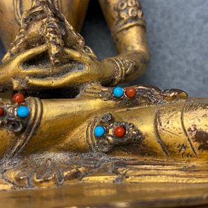 Une figure de Bouddha Amitayus en bronze doré incrusté de corail et turquoise, Chine, 18/19ème — photo 10