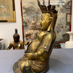 Une figure de Bouddha assis en bronze doré, Chine, Ming — photo 14