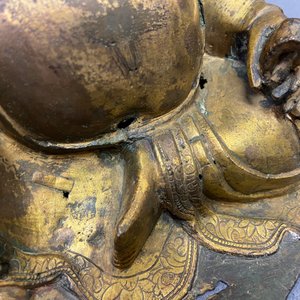 Une figure de Bouddha assis en bronze doré, Chine, Ming — photo 17