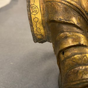 Une figure de Bouddha assis en bronze doré, Chine, Ming — photo 23
