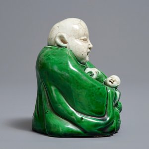 Une figure de Bouddha au garçon en biscuit émaillé vert, Chine, Kangxi — photo 3