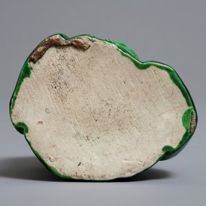 Une figure de Bouddha au garçon en biscuit émaillé vert, Chine, Kangxi — photo 7